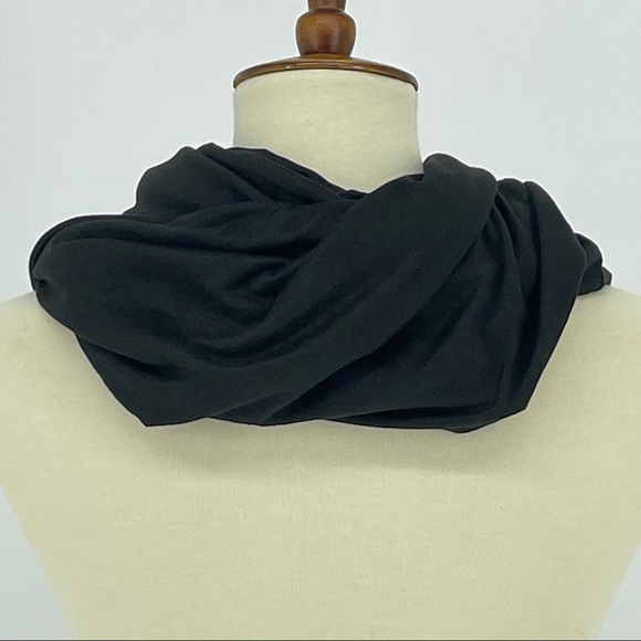 BEYOND YOGA NWT POCKET INFINITY SCARF BLACK ATHLETIC ACTIVE WINTER - Picture 6 of 11